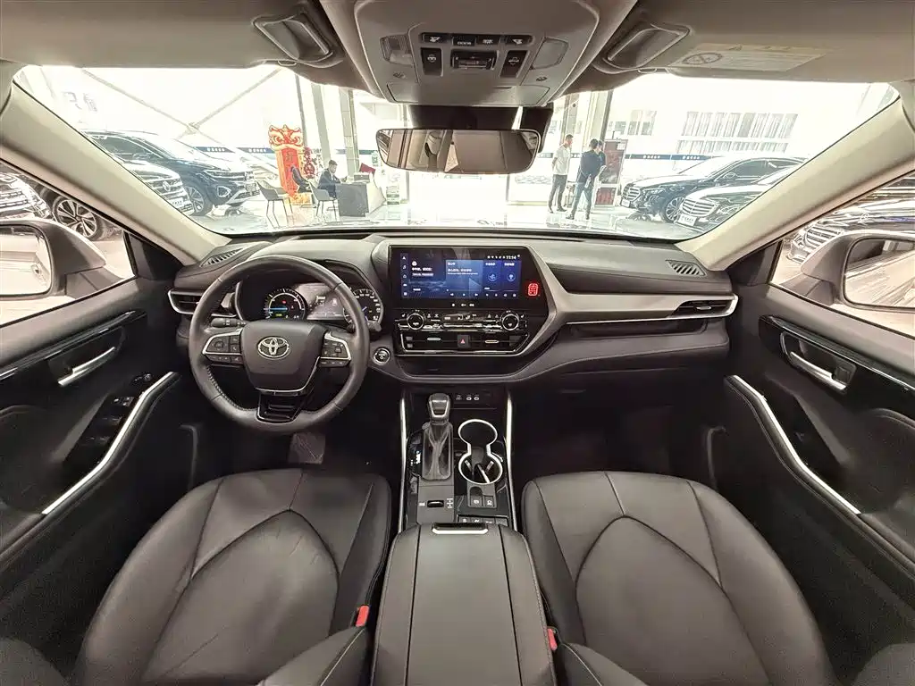 Highlander 2.5 L Smart e-Hybrid Dual Engine 4 WD Distinguished 7-seat