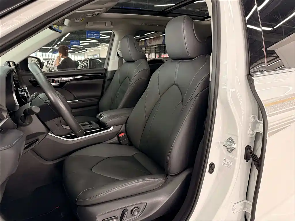 Highlander 2.5 L Smart e-Hybrid Dual Engine 4 WD Distinguished 7-seat