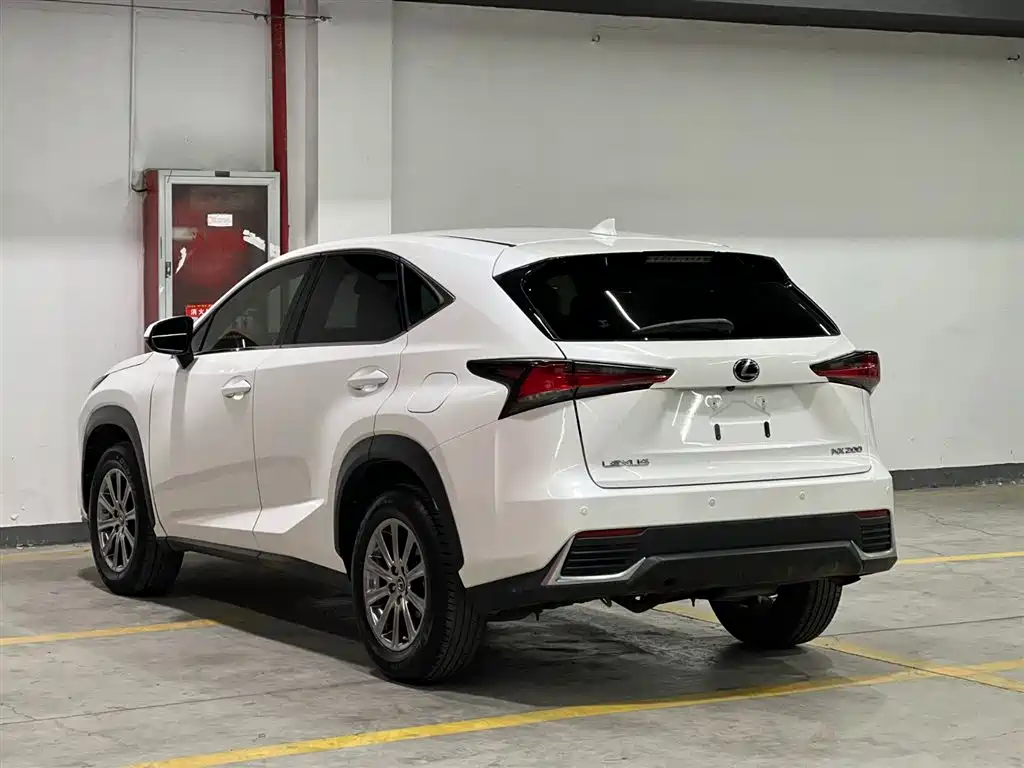 Lexus NX 200 FWD Sharp Travel CN-V