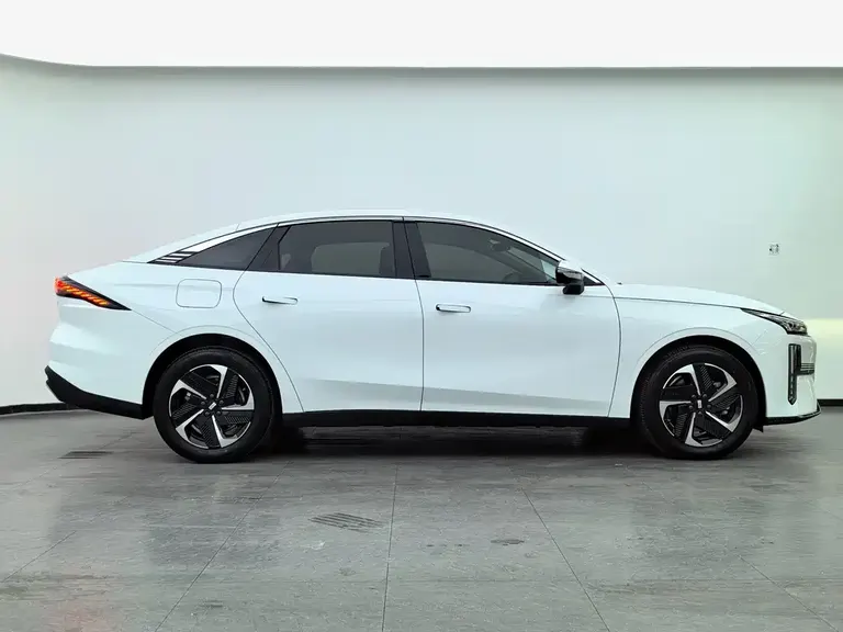 Geely Galaxy L6 125 km PLUS Dragon