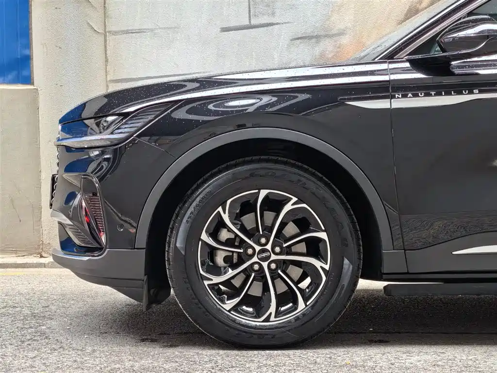 Nautilus 2.0 T 4 WD Premium