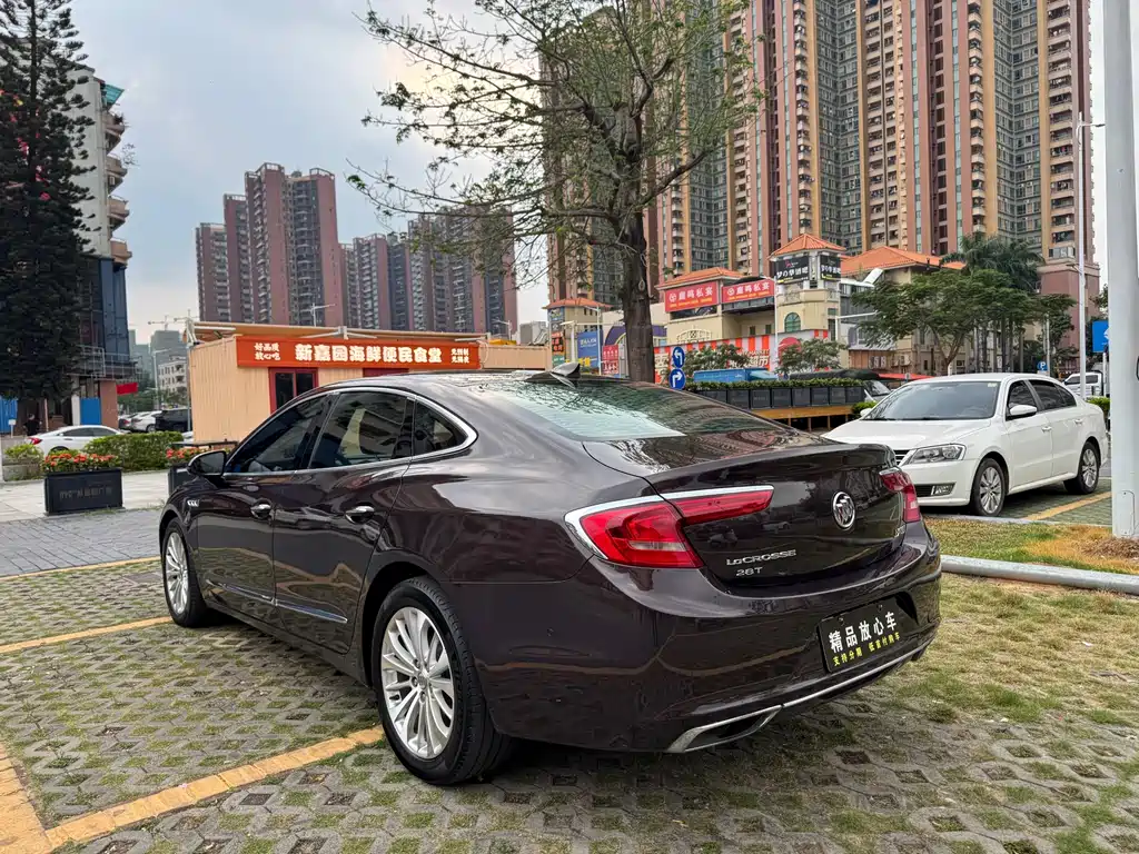 LaCrosse 28 T Luxury