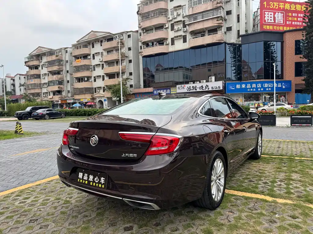 LaCrosse 28 T Luxury