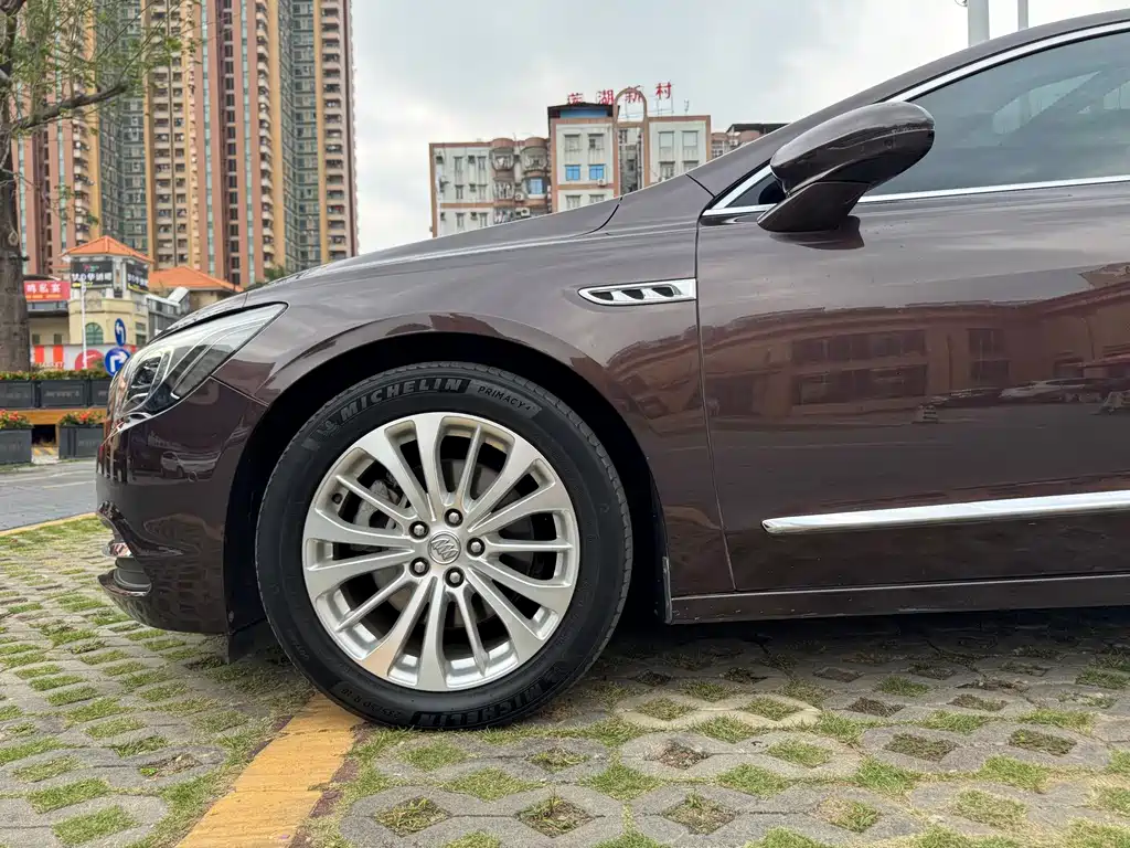 LaCrosse 28 T Luxury