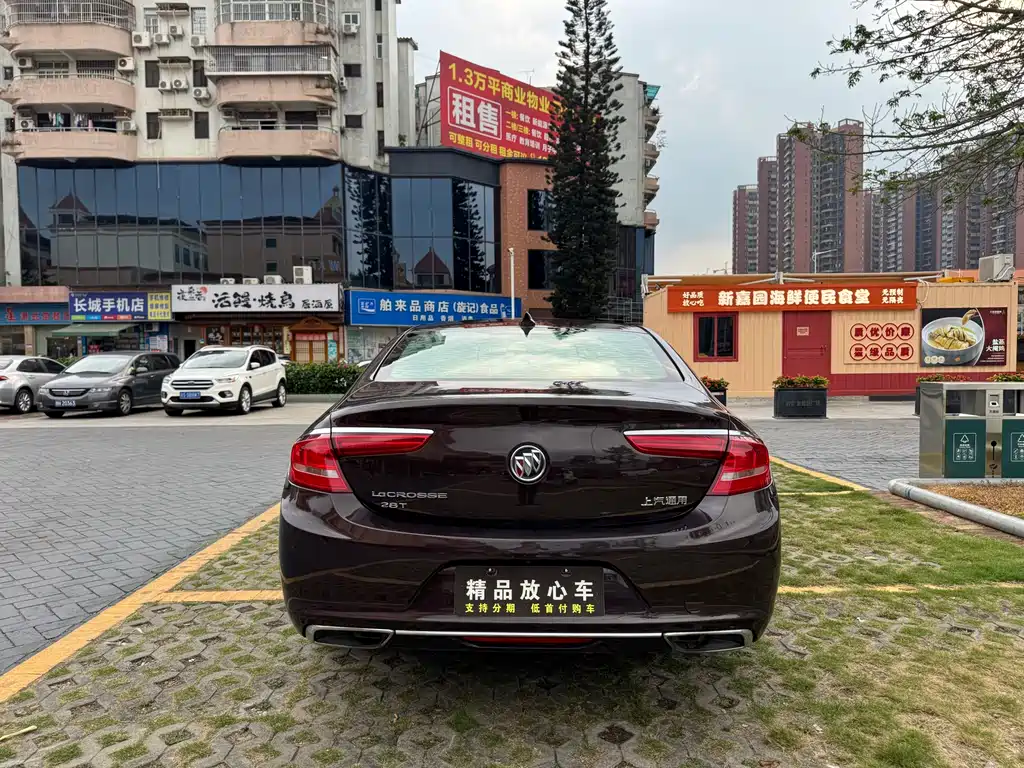 LaCrosse 28 T Luxury