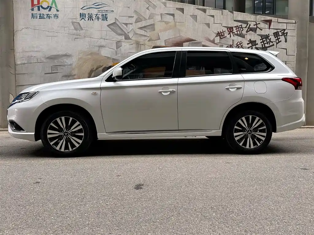 Outlander 2.0 L 2 WD Smooth Travel 5-seat