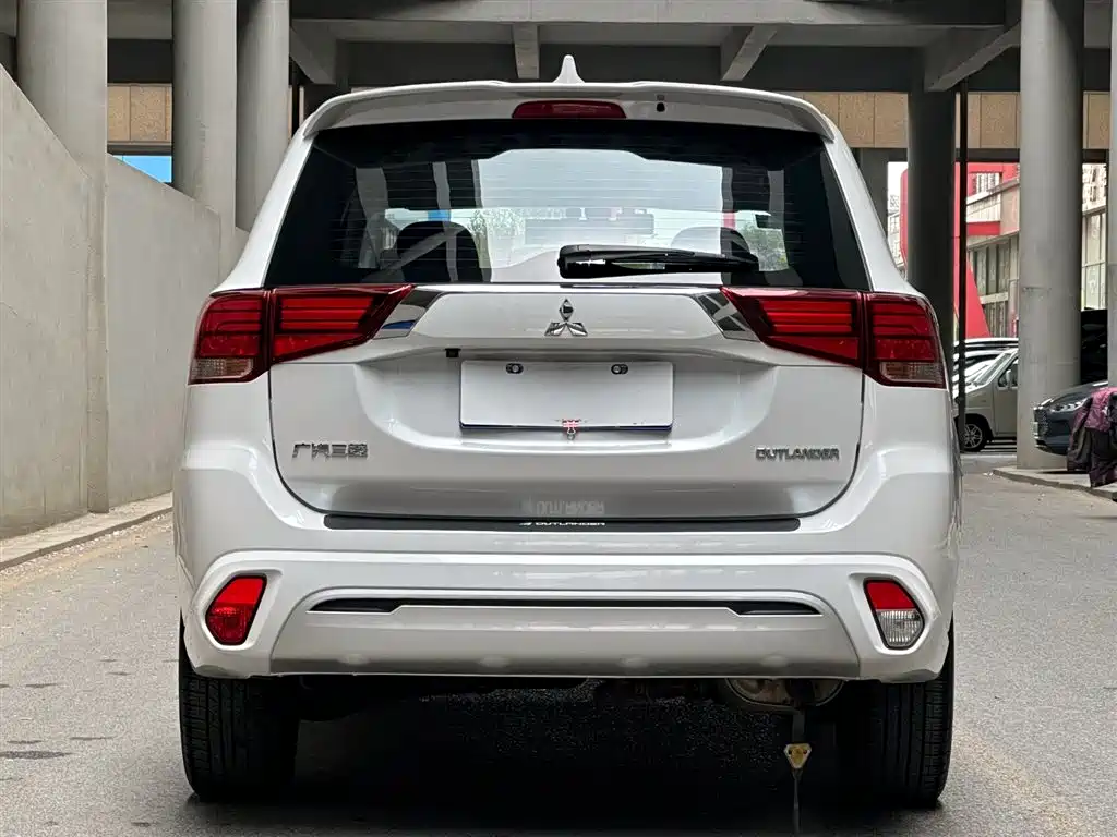 Outlander 2.0 L 2 WD Smooth Travel 5-seat