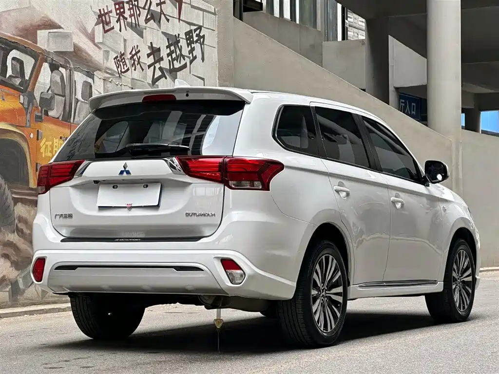 Outlander 2.0 L 2 WD Smooth Travel 5-seat