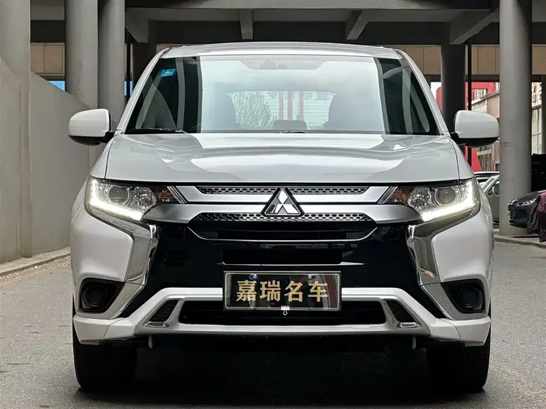 Mitsubishi Outlander 2.0 L 2 WD Smooth Travel 5-seat