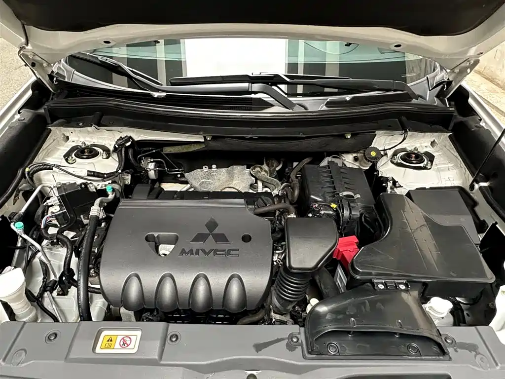 Outlander 2.0 L 2 WD Smooth Travel 5-seat