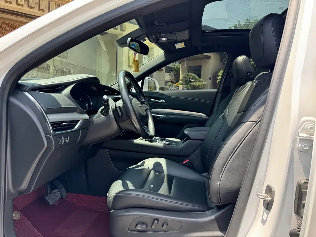 Cadillac XT4 Facelift 28 T 2 WD Leading