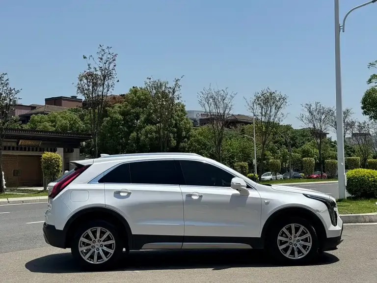 Cadillac XT4 Facelift 28 T 2 WD Leading