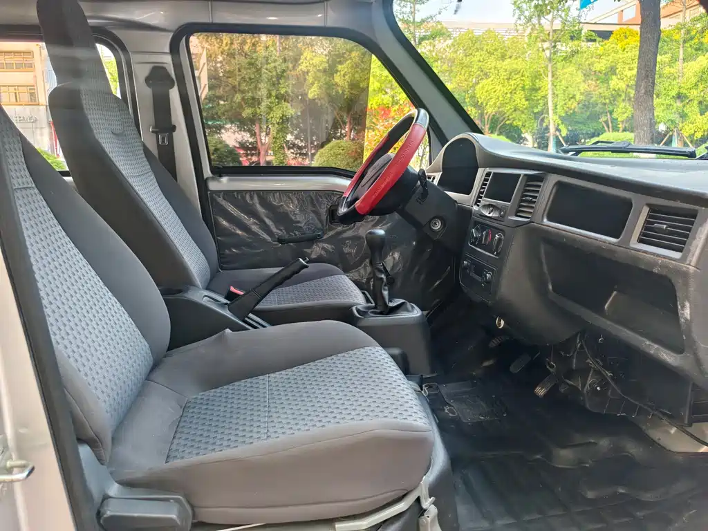 Wuling Zhiguang 1.5 L Utility 5 7-seat