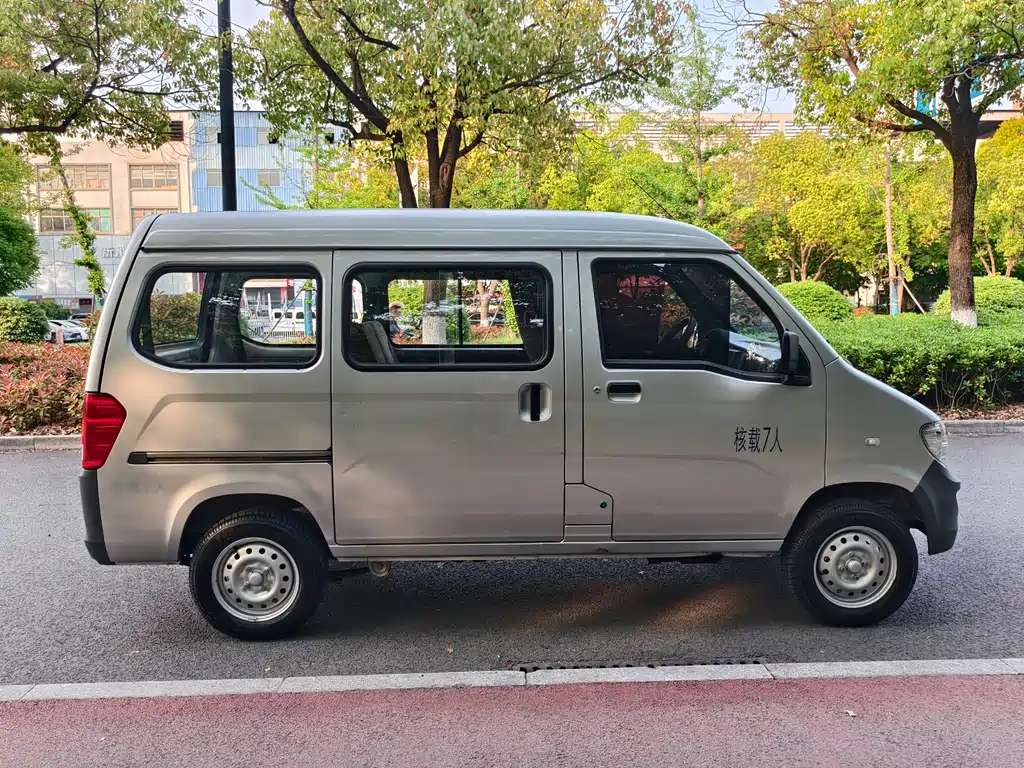 Wuling Zhiguang 1.5 L Utility 5 7-seat