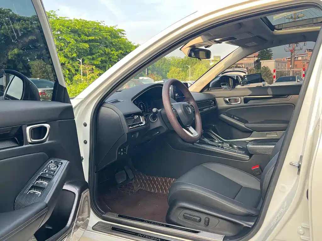 Integra 240 TURBO CVT Luxury