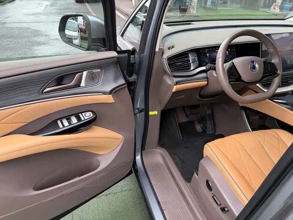 Denza D9 DM-i 970 4 WD Honored