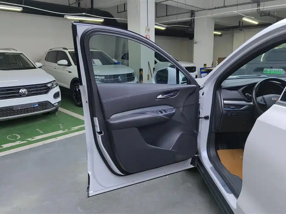 Cadillac XT4 Facelift 28 T 2 WD Leading