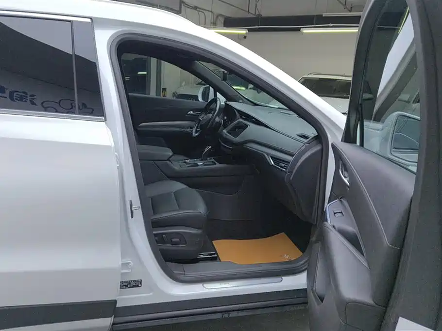 Cadillac XT4 Facelift 28 T 2 WD Leading