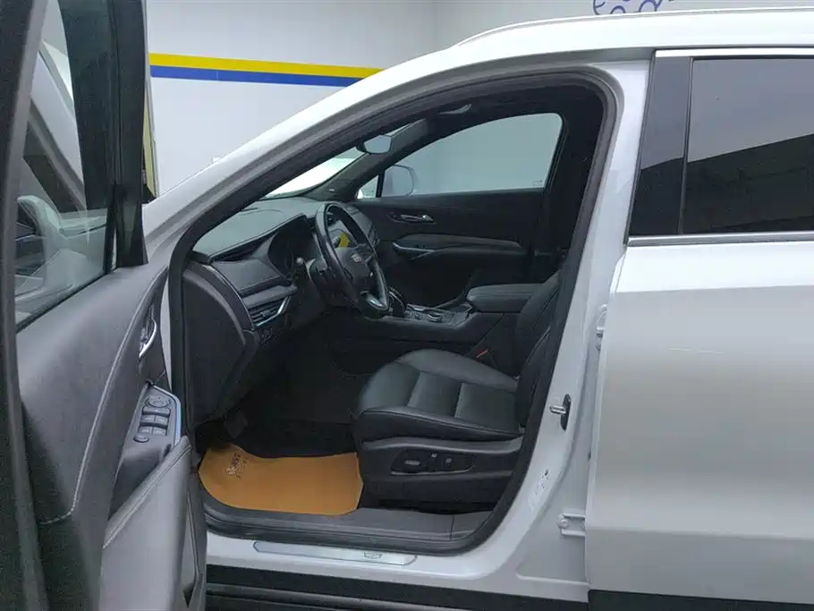 Cadillac XT4 Facelift 28 T 2 WD Leading
