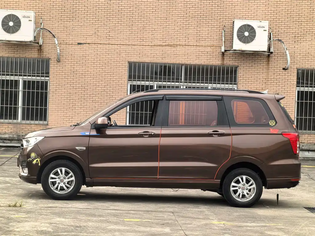 Wuling Hongguang 1.5 L S Comfort L2 B
