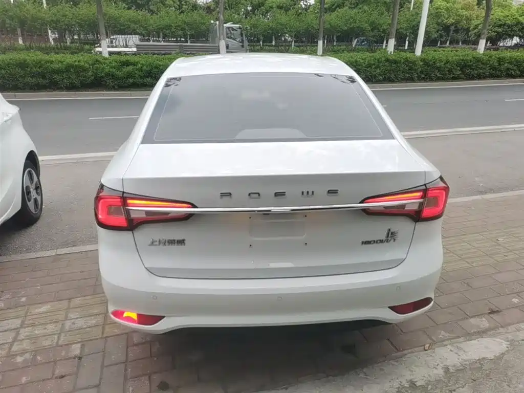 Roewe i5 1.5 L Auto 4 G Connected Leading Luxury Flagship