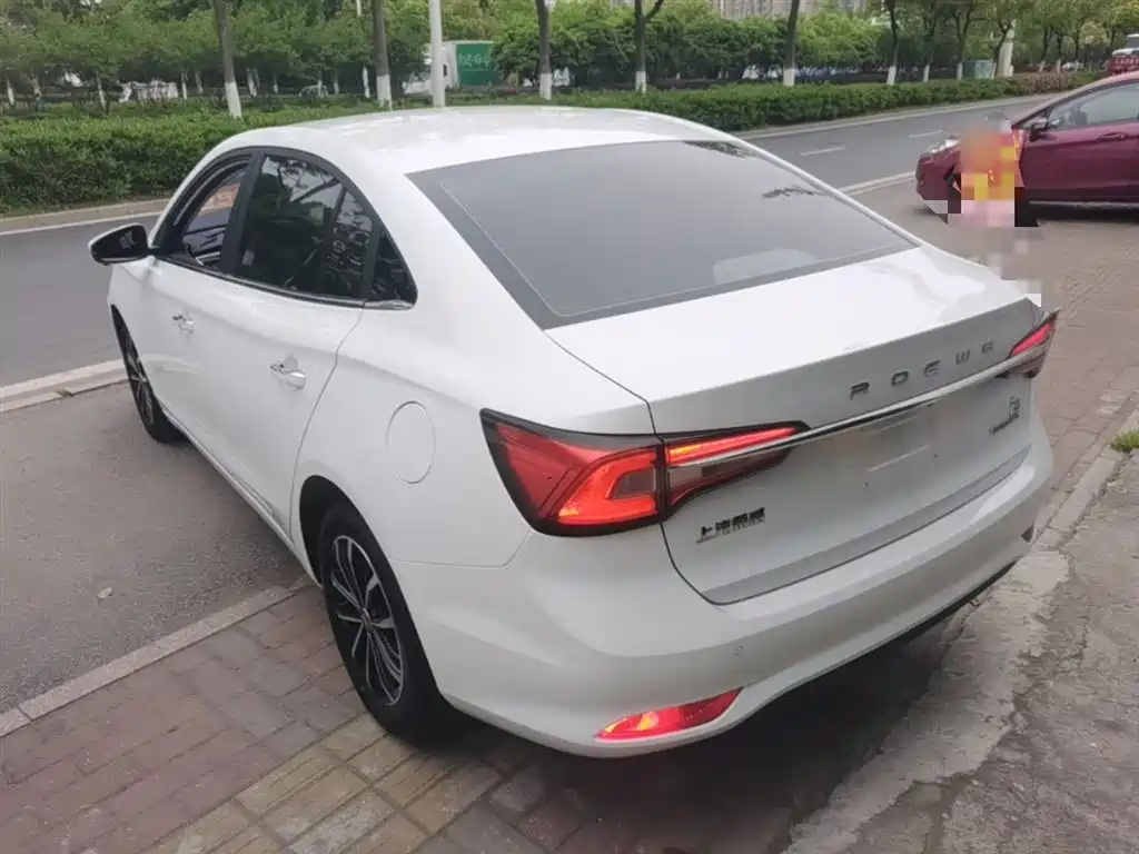Roewe i5 1.5 L Auto 4 G Connected Leading Luxury Flagship