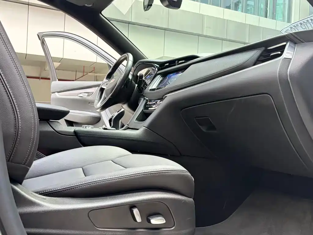 Cadillac XT6 凯迪拉克XT6 2020款 28 T 七座风尚型