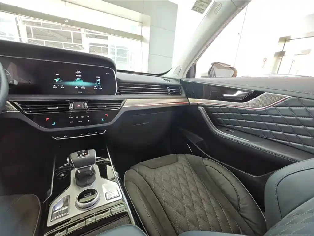 Hongqi HS5 2.0 T Connected Flagship Enjoyment