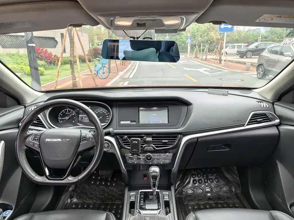 Venucia T90 2.0 L CVT Smart Style