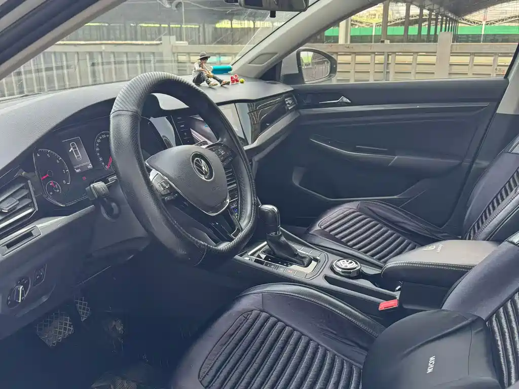 Bora 1.5 L Auto Elite Connected