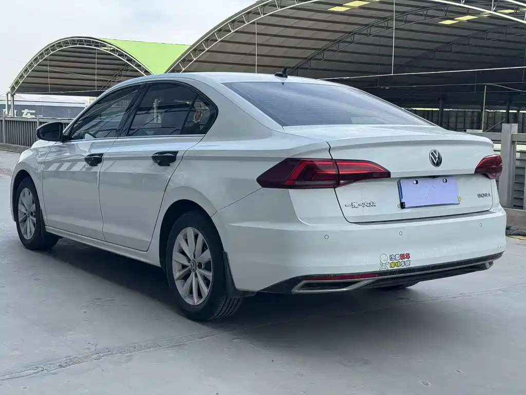 Bora 1.5 L Auto Elite Connected