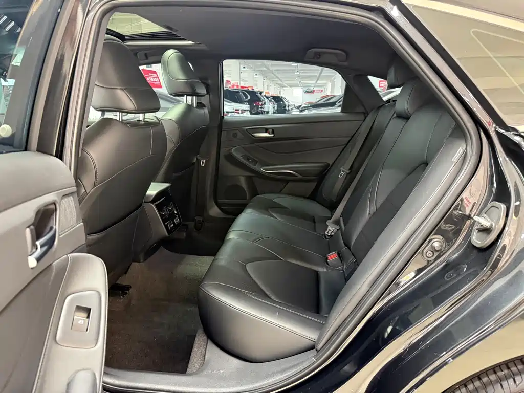 Avalon 2.0 L XLE Premium