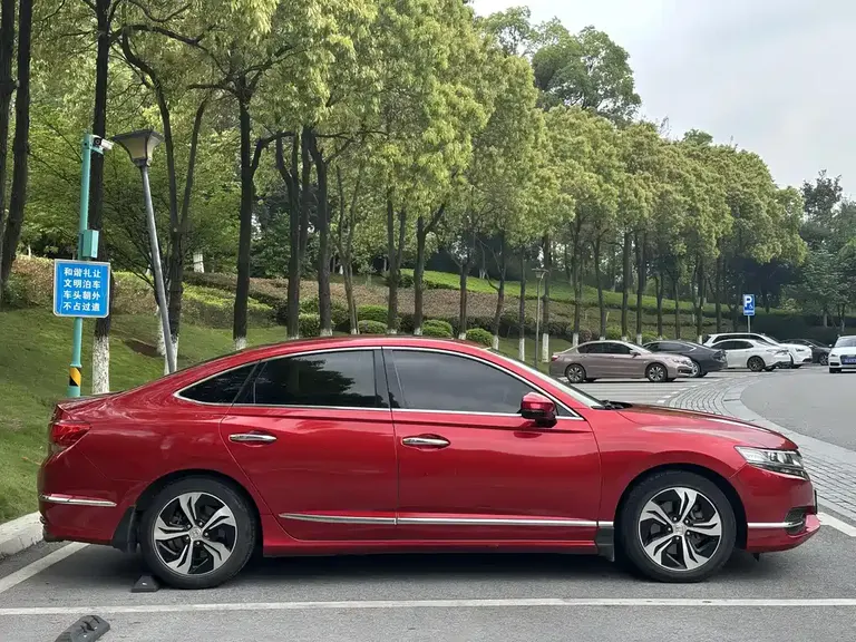 Honda Spirior 2.4 L Distinguished