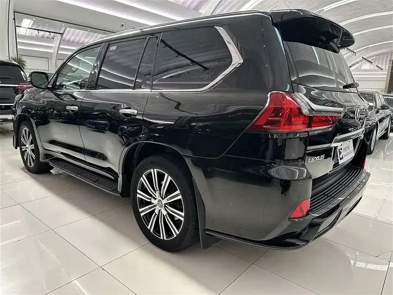 Lexus LX 570 Distinguished Luxury