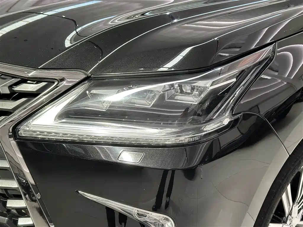 Lexus LX 570 Distinguished Luxury