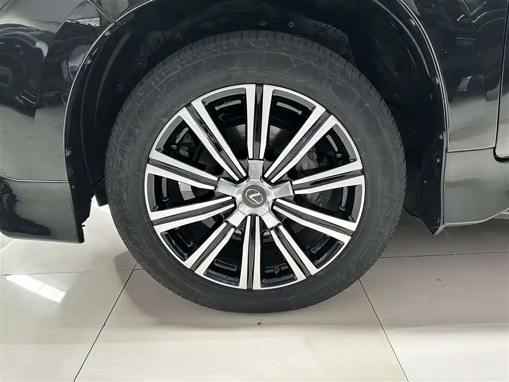 Lexus LX 570 Distinguished Luxury