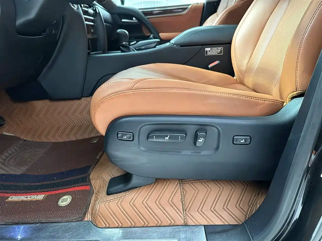 Lexus LX 570 Distinguished Luxury