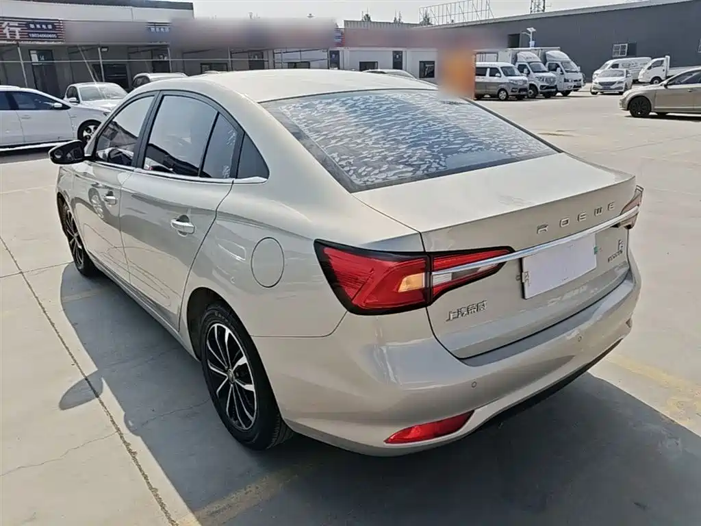 Roewe i5 1.5 L Manual 4 G Connected Leading Luxury Flagship