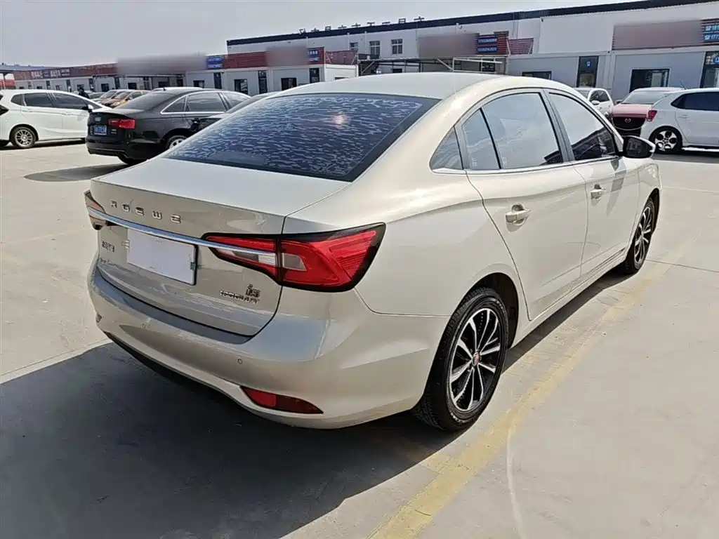 Roewe i5 1.5 L Manual 4 G Connected Leading Luxury Flagship