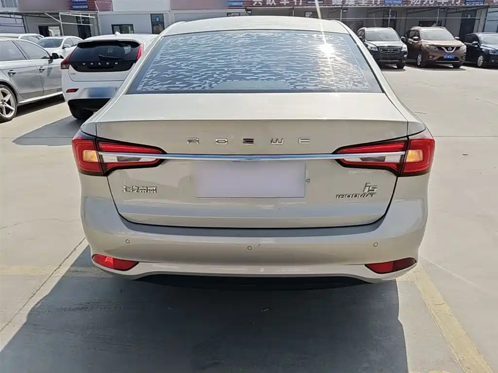 Roewe i5 1.5 L Manual 4 G Connected Leading Luxury Flagship