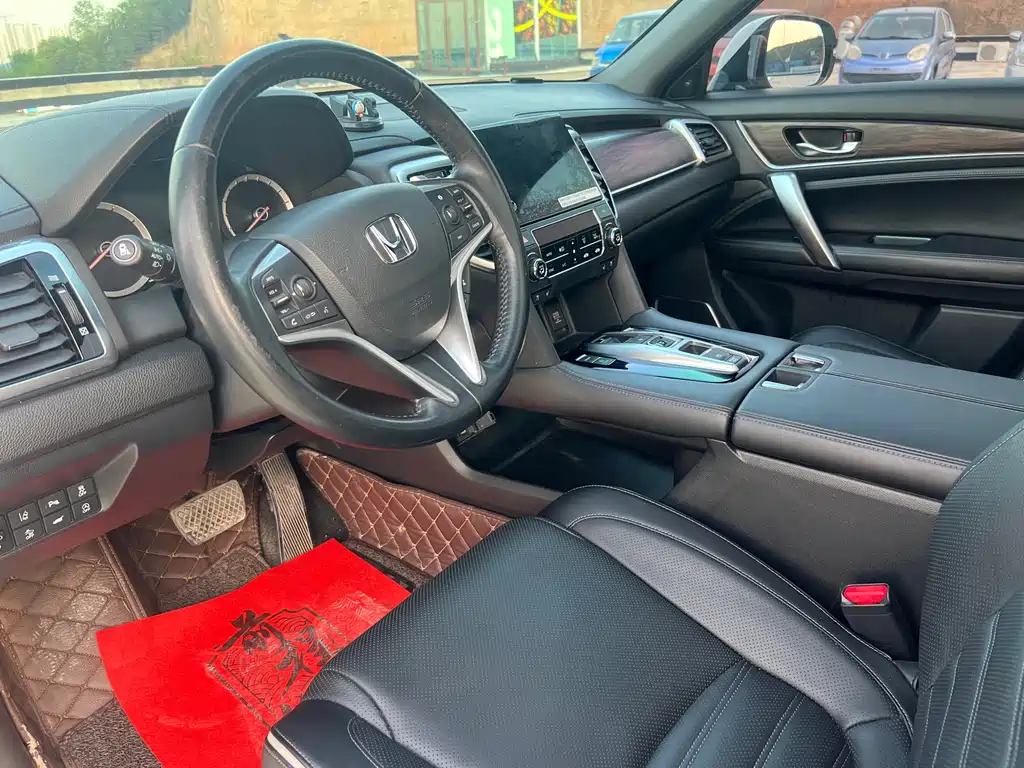 Honda UR-V 370 TURBO 4 WD Honor Shine CN-V