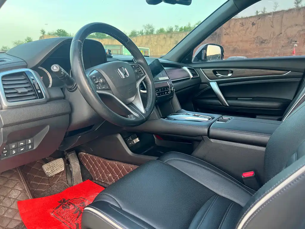 Honda UR-V 370 TURBO 4 WD Honor Shine CN-V