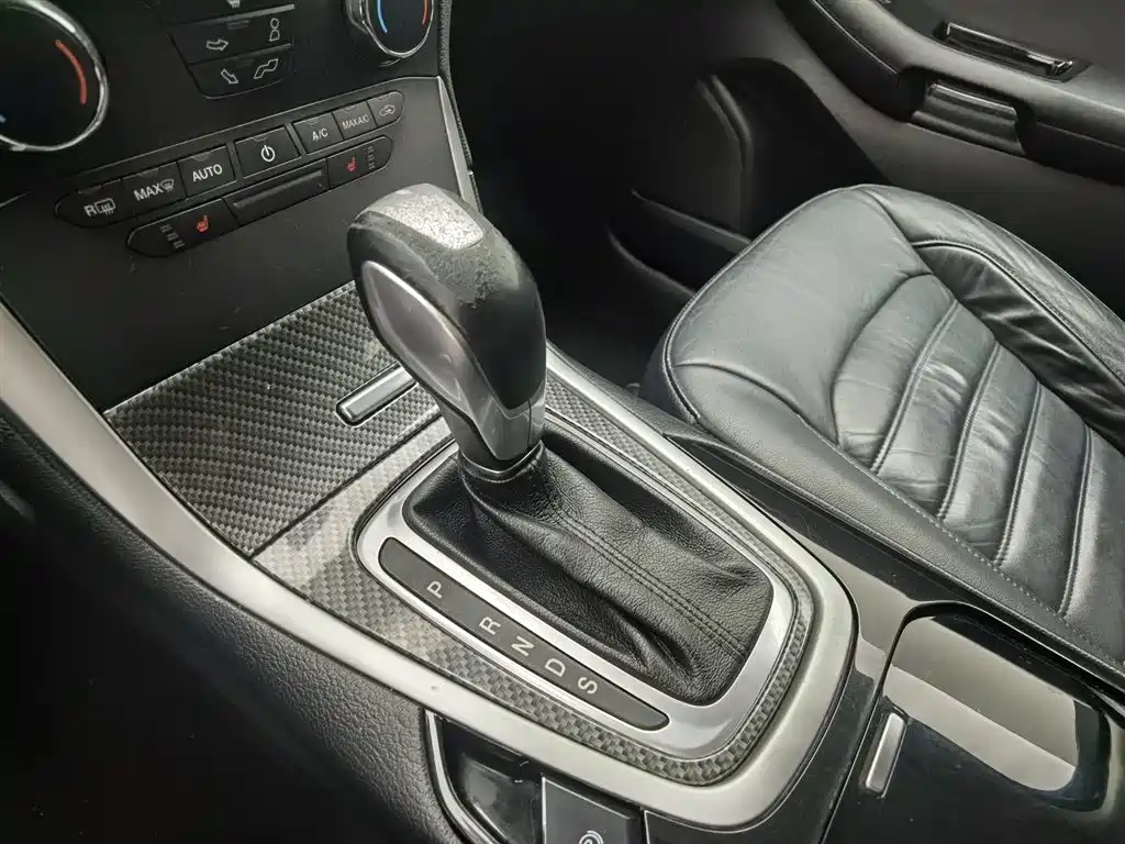 Edge EcoBoost 245 2 WD Platinum Sharp 5-seat