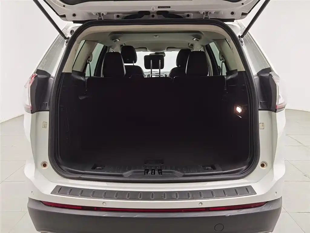 Edge EcoBoost 245 2 WD Platinum Sharp 5-seat