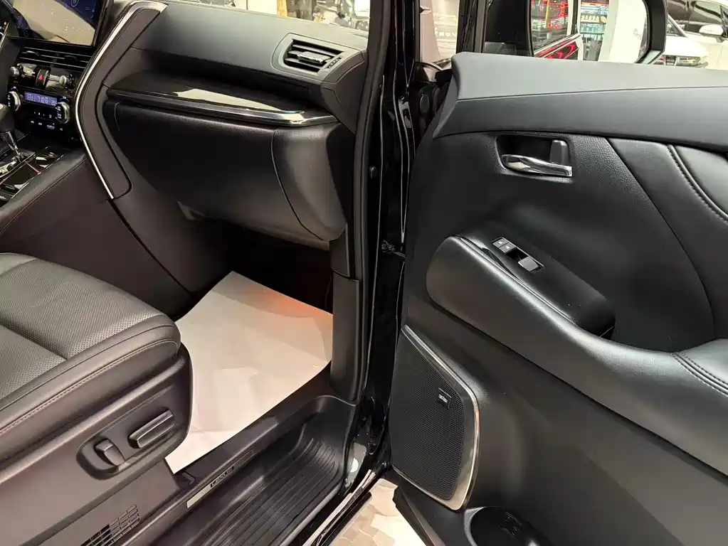 Lexus LM 300 h 4-seat Royal World