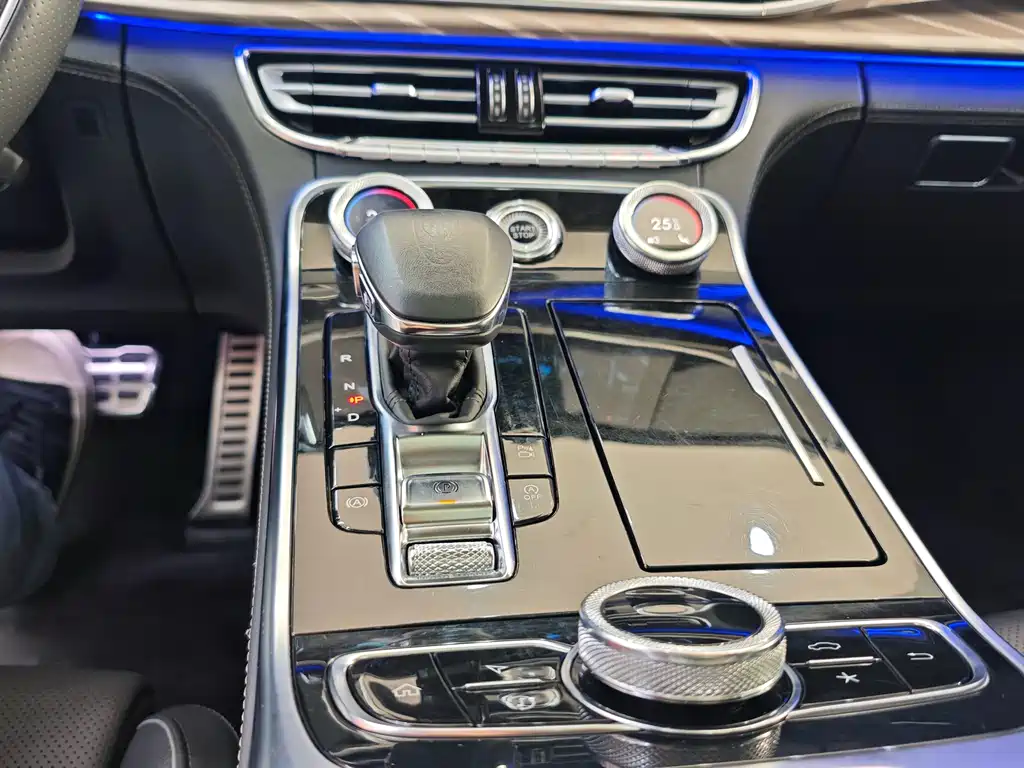 Hongqi H9 2.0 T Connected Flagship Enjoyment