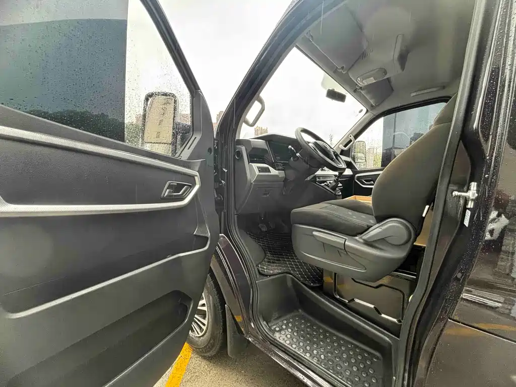Yufeng 御风 2023款 V9+ 2.0 T 手动前驱多功能短轴低顶5/6座