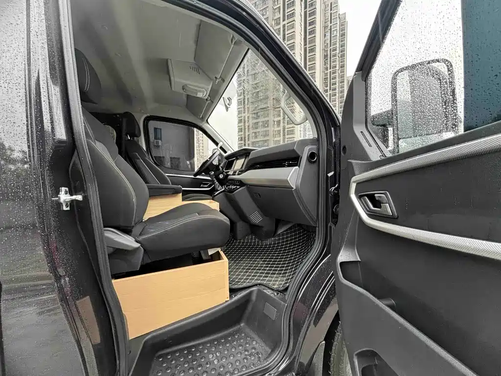 Yufeng 御风 2023款 V9+ 2.0 T 手动前驱多功能短轴低顶5/6座