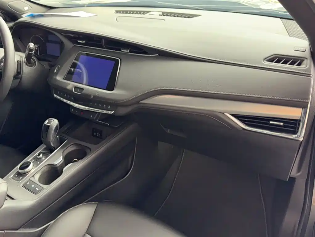 Cadillac XT4 28 T 2 WD Leading