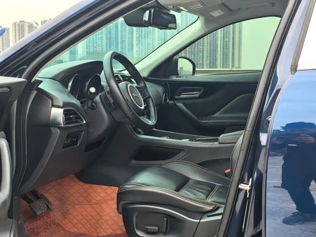 Jaguar F-PACE 2.0 T 4 WD Urban Premium